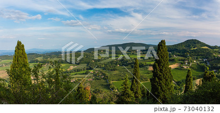 イタリア モンテプルチャーノ郊外の風景 イタリア モンテプルチャーノ郊外の風景 73040132