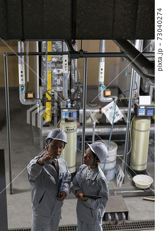 工場施設で設備メンテナンスをする作業員 73040274