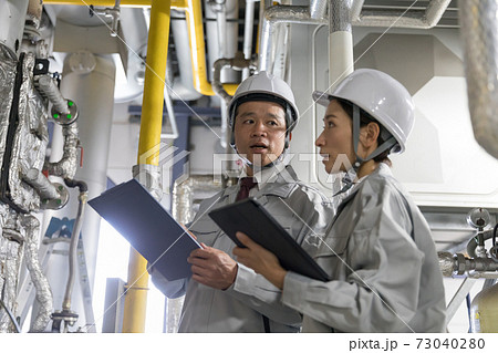 工場施設で設備メンテナンスをする作業員　教える教育OJT 73040280