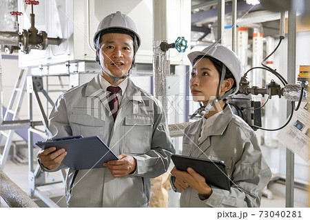 工場施設で設備メンテナンスをする作業員　教える教育OJT 73040281