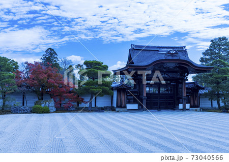 秋の日本庭園 (京都 仁和寺) 73040566