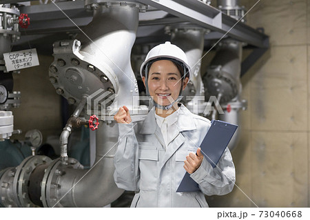 工場施設で設備メンテナンスをするビジネスウーマン 工場施設で設備メンテナンスをするビジネスウーマン 73040668