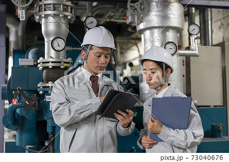 工場施設で働く作業員　教える教育OJT 73040676