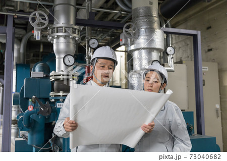 工場施設で働く作業員　教える教育OJT 73040682