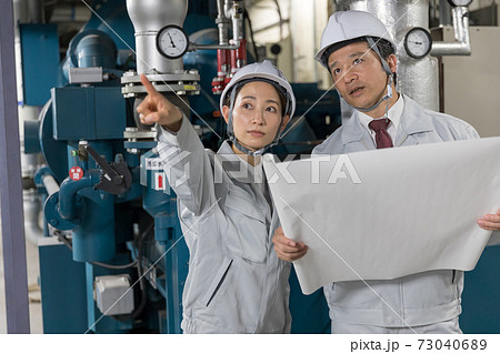 工場施設で働く作業員 教える教育OJT 工場施設で働く作業員 教える教育OJT 73040689