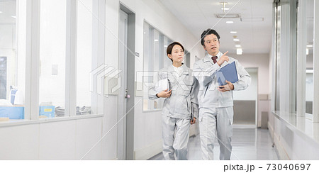 工場で働く人々　機密エリアイメージ 73040697