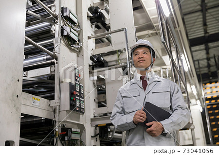 工場内を移動する男性 73041056