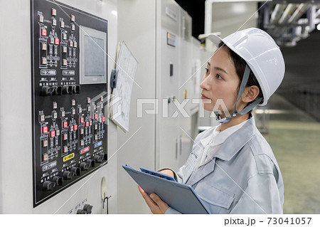 工場で働く女性の写真素材