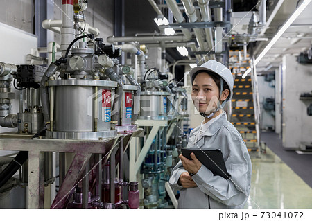 工場施設で働く女性の写真素材