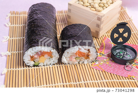 【節分イメージ 海鮮恵方巻と方位磁石】 【節分イメージ 海鮮恵方巻と方位磁石】 73041298