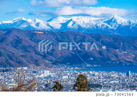 冠雪した八ヶ岳連峰と諏訪湖　【長野県】 73041563