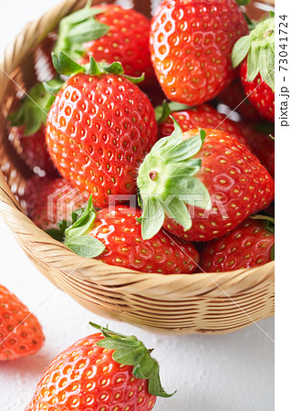 籠に盛られたイチゴ（とちおとめ） 73041724