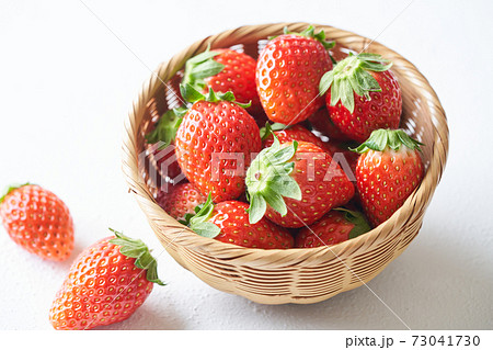 籠に盛られたイチゴ（とちおとめ） 73041730
