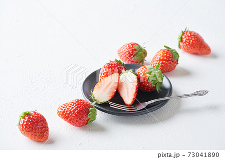 黒い皿に盛られたイチゴ（とちおとめ） 73041890