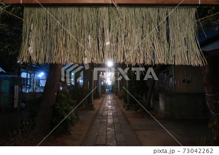 誰もいない夜の神社の参道 73042262