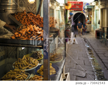 チュニジア チュニス旧市街 商店 Rue de la Kasbah, Tunis, Tunisia 73042543