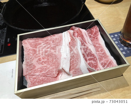 霜降り肉で食べるすき焼き 73043051