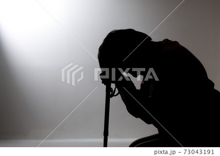 悩むシニア女性 シルエット 悩むシニア女性 シルエット 73043191