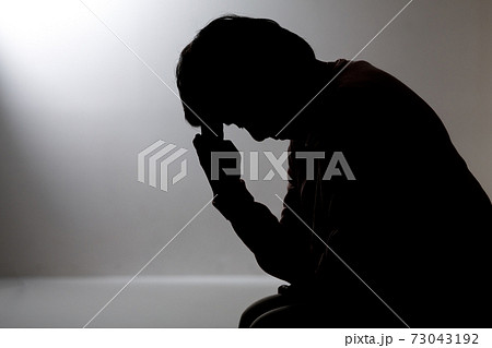 悩むシニア女性　シルエット 73043192