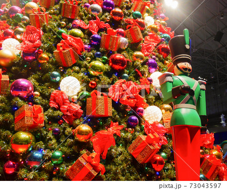 アメリカ くるみ割り人形とクリスマスツリーの写真素材 [73043597] - PIXTA