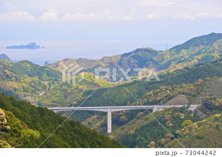 七子峠あたりから眺めた「大坂谷橋」(高知県高岡郡中土佐町) 七子峠あたりから眺めた「大坂谷橋」(高知県高岡郡中土佐町) 73044242