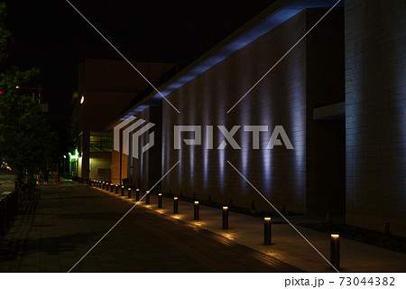 青色のライトアップが施される豊中市立文化芸術センター 73044382