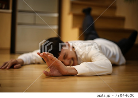 階段で転げ落ちた男性 73044600