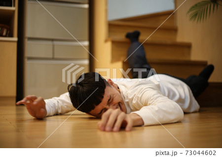 階段で転げ落ちた男性 73044602