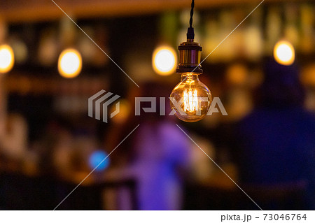 ペンダントライトとバーカウンター 73046764