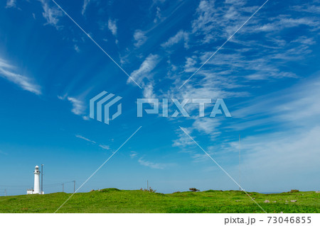 背景 合成用素材 青空と雲と灯台のある風景の写真素材
