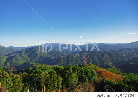 奈良県曽爾村　鎧岳から望む山並み 73047304