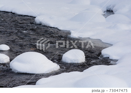 雪融けの小川 73047475