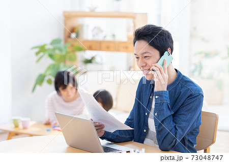ファミリーイメージ テレワーク スマートフォンで電話をするお父さん ファミリーイメージ テレワーク スマートフォンで電話をするお父さん 73048747