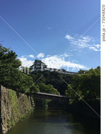 和歌山城の御渡廊下と天守 73048820