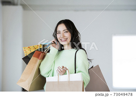 若い女性 買い物 バーゲン 若い女性 買い物 バーゲン 73049478