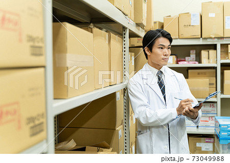 管理薬剤師の男性 管理薬剤師の男性 73049988