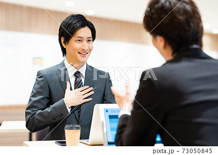 オフィス　エンジニア　会議　ビジネス　パソコン 73050845