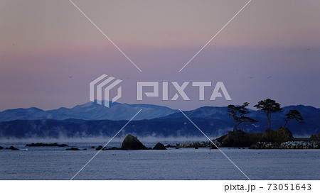 気仙沼市岩井崎から見た冬山と気嵐の朝 気仙沼市岩井崎から見た冬山と気嵐の朝 73051643