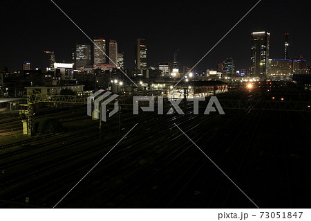 黄金陸橋から望む名古屋駅周辺のビル群の夜景 73051847
