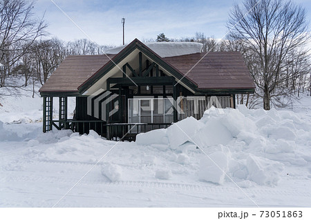豪雪地域　屋根からの落雪に注意 73051863
