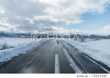 雪国の田舎道① 73051895