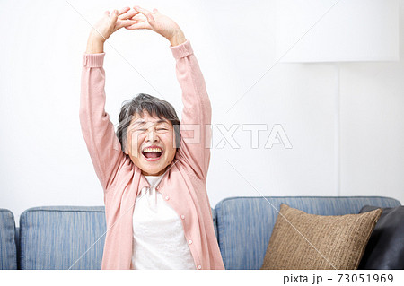 ストレッチをするシニア女性 73051969