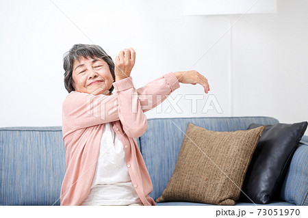 ストレッチをするシニア女性 73051970