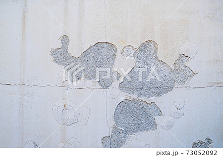 はがれだした漆喰の壁 73052092