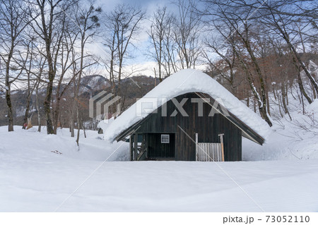 雪の積もったコテージ 73052110