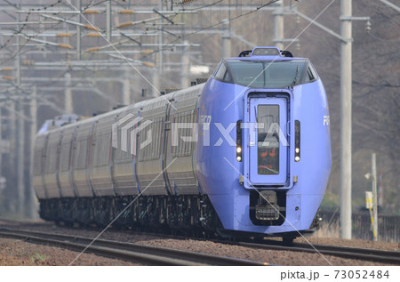 夕陽を受けて西の里信号場を札幌へ駆ける「スーパーおおぞら」 73052484