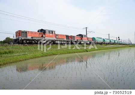田植えを終えたばかりの水田に我が身を映しながら走る貨物列車 田植えを終えたばかりの水田に我が身を映しながら走る貨物列車 73052519