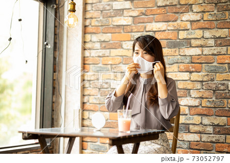 カフェで肌荒れを気にする女性 カフェで肌荒れを気にする女性 73052797