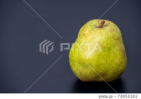 洋梨のブツ撮り写真（黒バック） 73053101