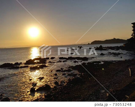 岸辺を照らす太陽 73053248